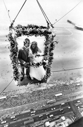 Escaplogist Karl Bartoni and Wendy Stokes being married hanging from the top of the Blackpool Tower in 1985